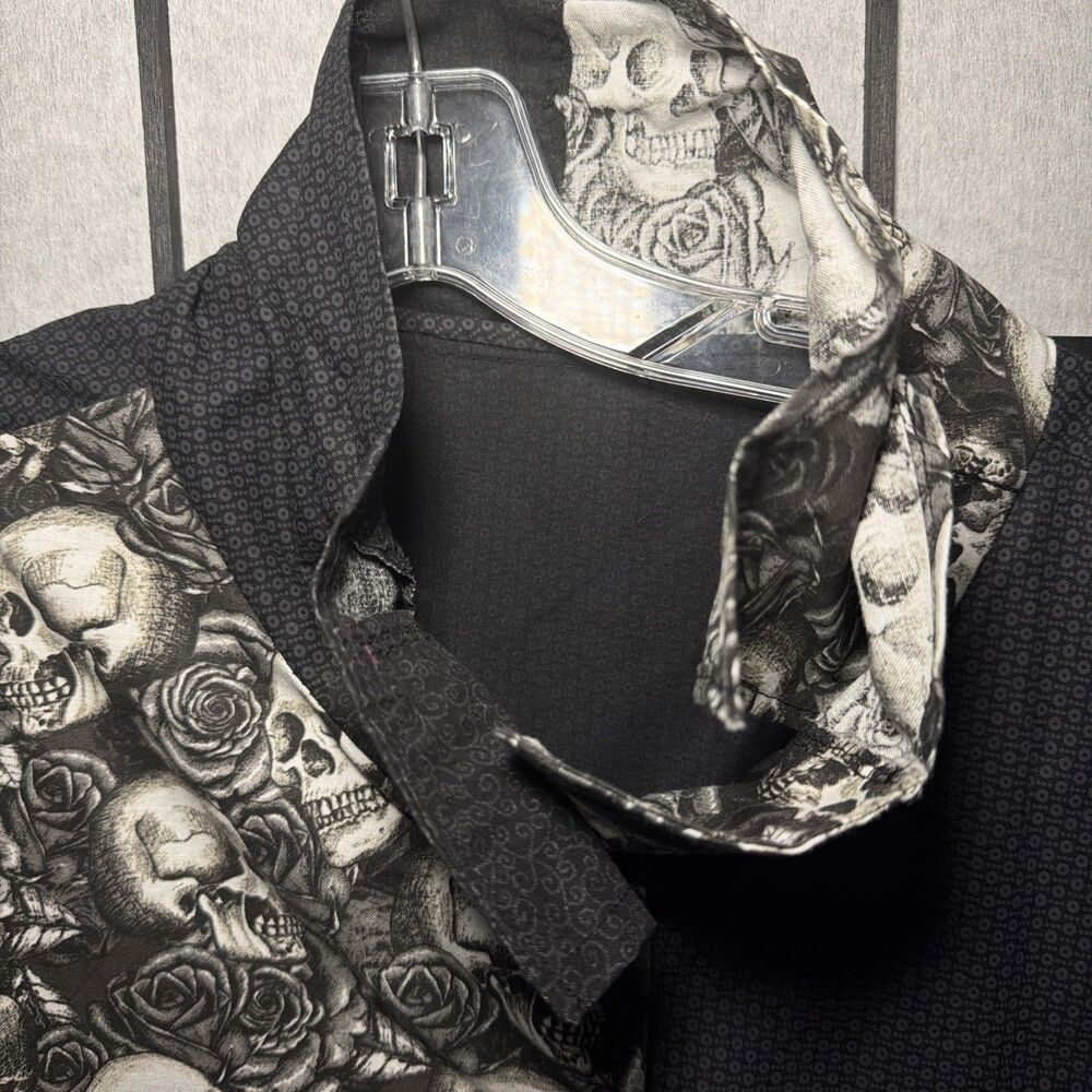 Women’s Black Gothic Skull Roses Shawl Collar Vest Size 1X - Picture 4 of 16